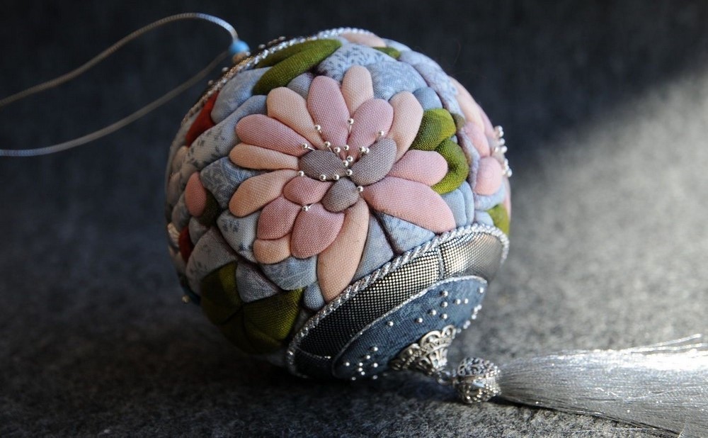 Новорічна куля, зроблена в стилі Кімекомі